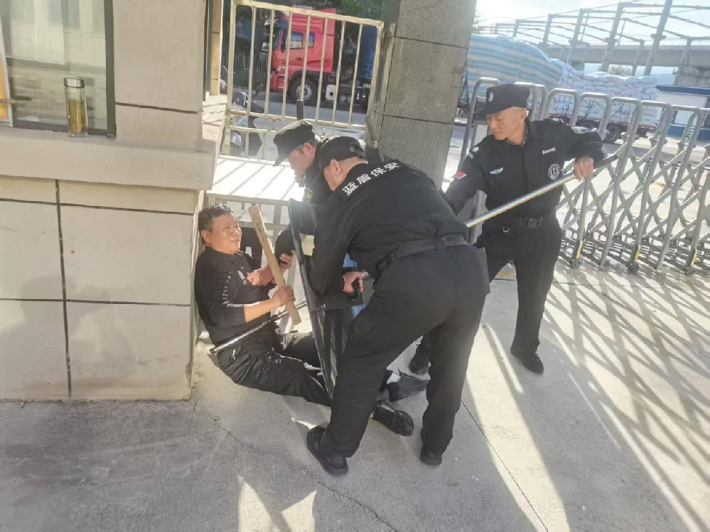 天水藍(lán)盾保安服務(wù)有限責(zé)任公司組織開(kāi)展2025年第三季度防暴應(yīng)急演練